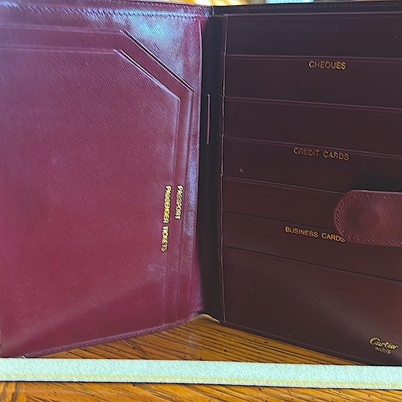 Vintage Cartier leatherwallet/passport holder.Very good condition. Brass. unisex - Picture 3 of 7
